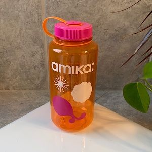 Amika 32 oz Water Bottle Brand New